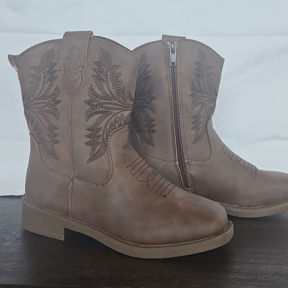 PAWZ Brown Embroidered Boots